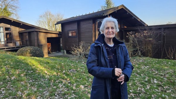 Dorothea Wehmeier ist mit ganzem Herzen Gastgeberin - und Unternehmerin. Vor 50 Jahren traf sie mit ihrer Familie die Entscheidung, ein Feriendorf in Hörste aufzubauen. Ganz einfach war das nicht. - © Astrid Sewing