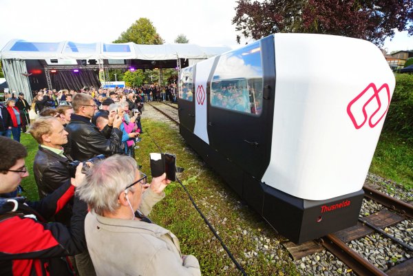 Das Monocab zieht die Blicke der Zuschauer bei einer kleinen Vorführfahrt auf der Teststrecke auf sich. - © Nicole Ellerbrake