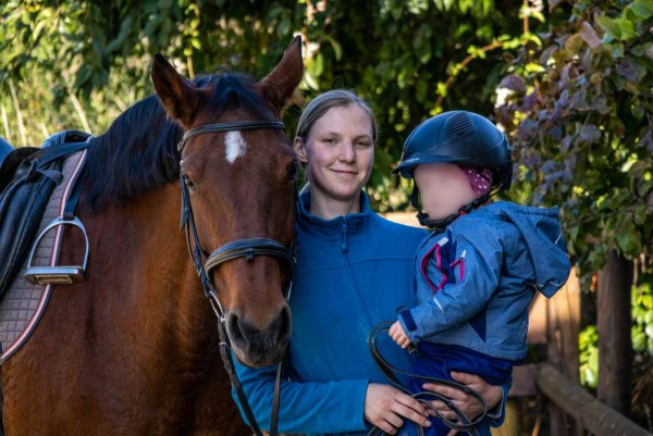Die 33-jährige Mutter Sylvén Benedens ist an Blutkrebs erkrankt und braucht nun dringend Hilfe. - © DKMS