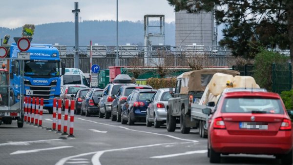 Manche Gewerbetreibende nutzen die Abfallanlieferung am Wertstoffhof – wie hier an der Herforder Straße – für Privatleute (Archivfoto). - © Andreas Zobe