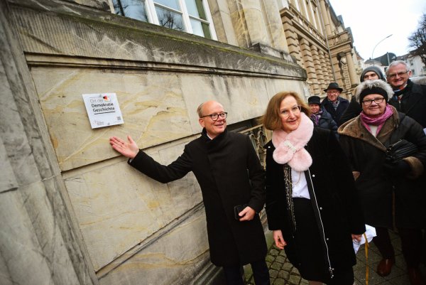 André Kuper (Präsident des Landtages von NRW) und Gisela Nagel (Präsidentin des Landgerichts Detmold) enthüllen die Gedenktafel. - © Nicole Ellerbrake