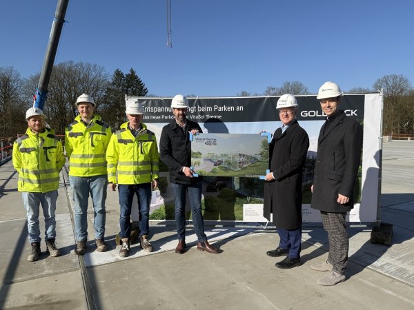 Freuen sich über das Richtfest des Parkhauses der "VitaSol-Therme": (von links) Bauleiter Stephan Lemmen, Projektleiter Tim Peitzmeier, Verkaufsingenieur Jochen Tacke (alle Firma Goldbeck), der Geschäftsführer der Therme, Pete Bayer, der Geschäftsführer der Kannewischer Collection, Dr. Stefan Kannewischer, und Andreas Isenbeck Leiter der Goldbeck-Niederlassung Bielefeld.
Bild Copyright: GOLDBECK GmbH, VitaSol Therme GmbH - © Goldbeck GmbH/"VitaSol-Terme" GmbH