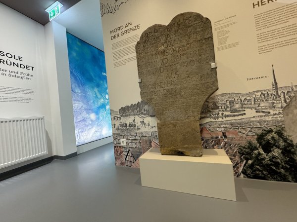 Der Gedenkstein in der Dauerausstellung der Wandelhalle erinnert an die fünf ermordeten Menschen. - © Sven Kienscherf
