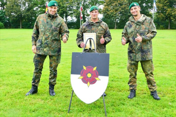 Der verdiente Lohn für Zivilcourage: Oberstleutnant Matthias Greune (li.) und Hauptmann Hendrik Caßer (re.) freuen sich mit dem Oberstabsgefreiten Artur Getting (Mitte) über die „Förmliche Anerkennung" für das entschlossene Eingreifen des jungen Panzergrenadiers. - © Bundeswehr / Jens Wander