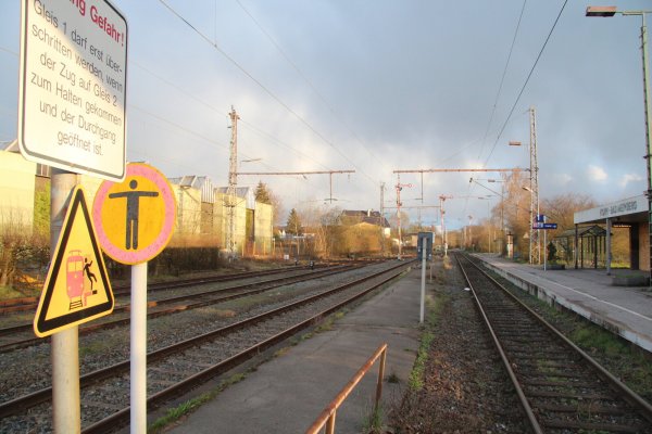 Der Mittelbahnsteig in Horn könnte verbreitert und mit automatischen Halbschranken gesichert werden. Dafür plädiert Dr. Rudolph Hüls, stellvertretender Bezirksvorsitzender on ProBahn OWL. - © Dieter Asbrock