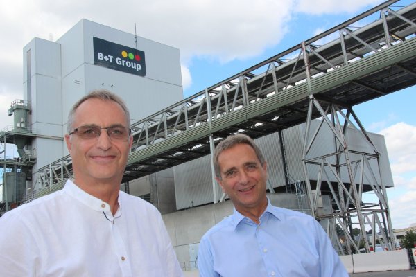 Vertriebsleiter Dr. Bernd Hofmann (links) und Geschäftsführer Hans-Jürgen Spreen. - © Martin Hostert