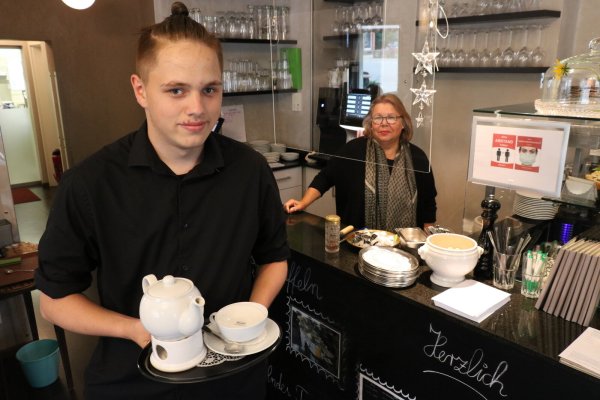 Claas-Cedric Spieka, Auszubildender zur Fachkraft im Gastgewerbe und Ulrike Masurek, Vorstandsvorsitzende der "Ursula+Alfred Kleiner-Stiftung" im Café "Kleiner Grünauer". - © Alexandra Schaller