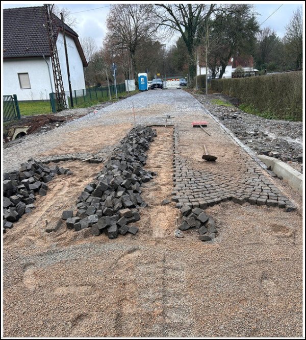 Das historische Pflaster auf der Brücke an der Mühlenstraße wird wieder hergestellt. - © Stefanie Josephs