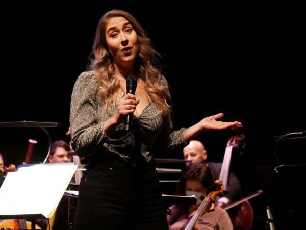 Bezaubernde Liebesromanzen. Sopranistin Emily Dorn interpretiert sehr beeindruckend Songs von Gershwin. - © Thomas Krügler