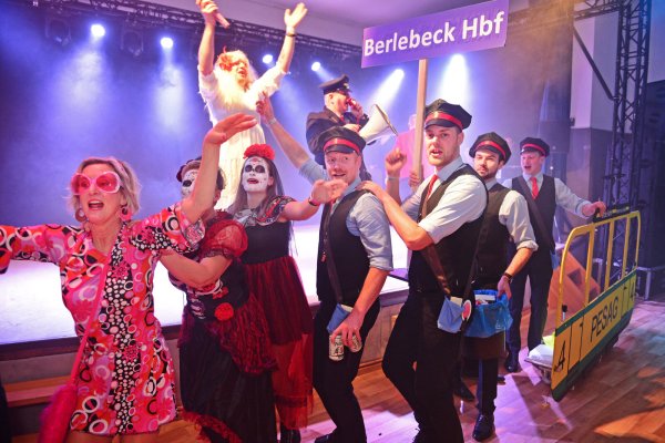 Bei der Grün-Weißen-Nacht tritt die Badmintongruppe als "Die Schaffner" auf und sorgt in Berlebeck für ordentlich Stimmung. - © Nicole Ellerbrake