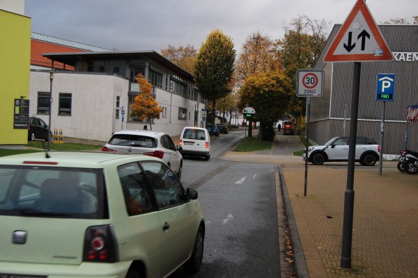 Das Tempo-30 Schild am Rampendal wird versetzt. Derzeit steht es noch vor der Einfahrt zum Parkhaus und wird damit immer wieder von Autofahrern übersehen. - © Katrin Kantelberg