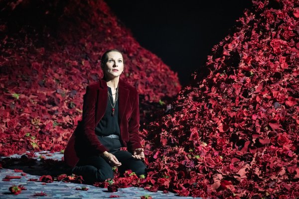 Joanna Motulewicz porträtiert eine Carmen, die leidenschaftliche Nähe mit kühler Distanz zu verbinden weiß. - ©Bettina StoessVeröffentlichung HonorarpflichtigBank:Bettina Stöß, Sparkasse SaarbrückenIBAN: DE57590501010218525251 -