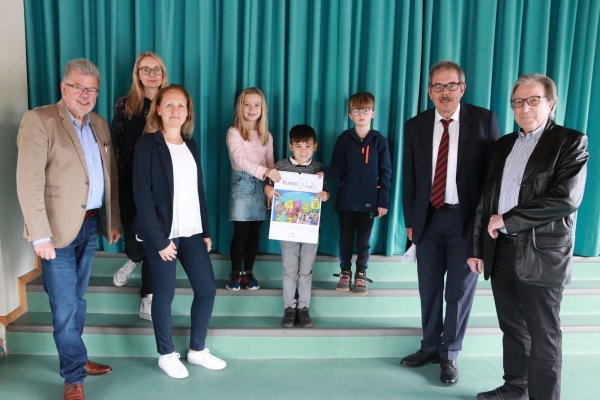 Den Kalender präsentieren Gerhard Schemmel (von links), die Lehrerinnen Christina Born und Diana Fleer mit den Schülern Lina, Yusuf und Logan sowie Thomas Michel und Manfred Kaulen von der Bürgerstiftung. Foto: Knut Dinter - © Knut Dinter