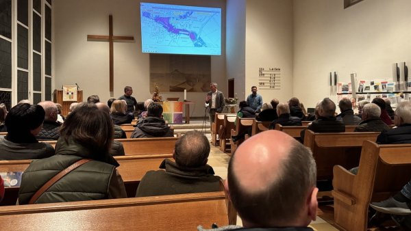 Bürgermeister Dirk Tolkemitt erklärt in der voll besetzten Kirche in Retzen die Maßnahmen der Stadt zum Starkregen. - © Sven Kienscherf