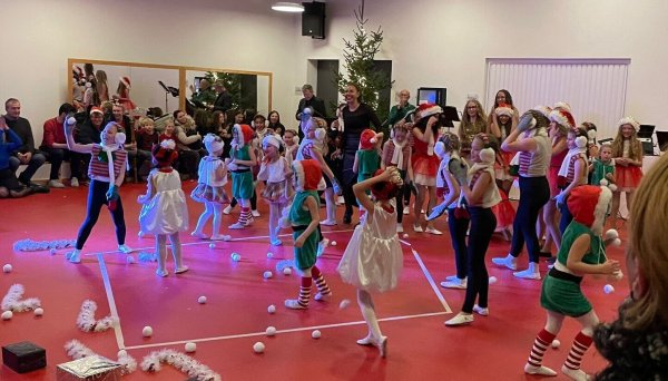 Zum Abschluss der Adventsfeier flogen im Quartierszentrum die Schneebälle. - © Nachbarschaft Lemgo Süd