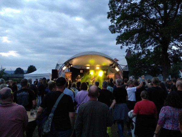 Rock im Emmerauenpark: Drei Bands wollen am Samstag für Stimmung sorgen. - © Lügde Marketing