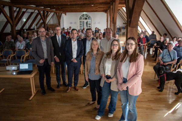 Bei der Leader-Auftaktveranstaltung im Bürgersaal: (von links): Konstantin Plümer (Bezirksregierung Detmold), Jörg Bierwirth (Bürgermeister Schieder-Schwalenberg), Torben Blome (Bürgermeister Lügde), Tim Sölter (Allgemeiner Vertreter des Bürgermeisters Horn-Bad Meinberg), Susanne Weishaupt (Regionalmanagerin 3L in Lippe), Christoph Dolle (Bürgermeister Blomberg), Saskia Jäger und Benita Henning (beide Regionalmanagerinnen Lippischer Südosten). - © Stadt Horn-Bad Meinberg