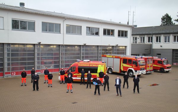 Weihnachtsbesuch bei der Feuerwehr: Bürgermeister Hilker mit der Wachabteilung 3 der Feuerwehr Detmold - © Stadt Detmold