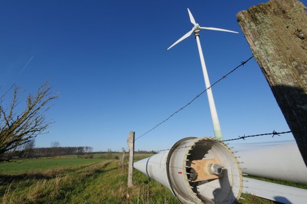 Der Bauernkamp bei Veldrom ist ein besonders ertragreicher Acker für Windbauern. Im Vordergrund liegen ausgediente Rotorblätter einer modernisierten Windenergieanlage. Am Hang des Eggebergs im Hintergrund links soll ein weiteres Windrad entstehen. - © Jost Wolf