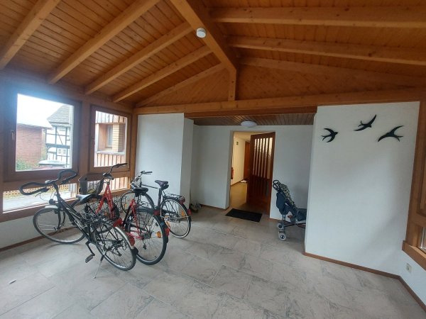 Fahrräder und ein Kinderwagen stehen im Flur der Flüchtlingsunterkunft in Brakelsiek. Mit derzeit zwölf Ukrainern ist Leben in das Haus eingekehrt. - © Michaela Weiße