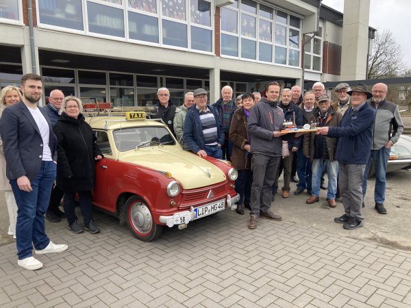 Die Oldtimerfreunde Extertal kamen zur Übergabe einer Spielzeug-Dampfmaschine mit Oldtimern zur Grundschule In der Senne, wo sich im Keller das Heimatmuseum befindet. - © Cordula Gröne