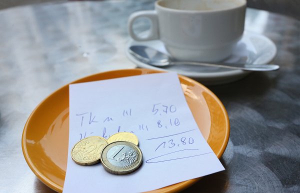 Trinkgeld bar zu geben, wird seltener. Stattdessen zahlen die Kunden zumeist mit der EC-Karte. - © dpa