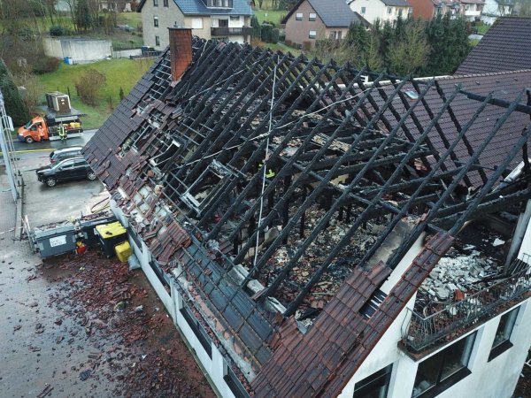 Die Wohnung ist vollkommen zerstört. - © Feuerwehr Kalletal