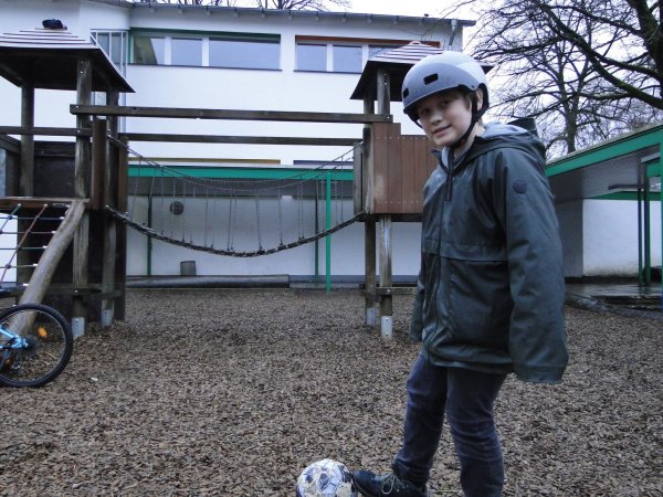 Henrie Korn aus der Klasse 4b freut sich auf das geplante Fußballfeld an seiner Schule und probiert schon mal ein paar Probeschüsse in die hölzerne Spiellandschaft. - © Hajo Gärtner
