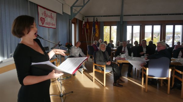 Begleitet von Delia Kim-Strothmann am Flügel unterhält Pia Viola Buchert die Gäste der "50 Jahre + 1"-Jubiläumsfeier der Augustdorfer AWO mit Gesang. - © Jost Wolf