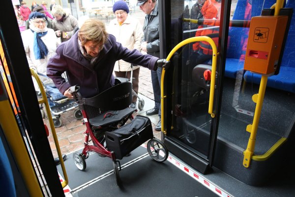 Für Senioren mit Rollatoren ist der Einstieg in den Bus zuweilen beschwerlich. - © Bernd Wüstneck/ZB