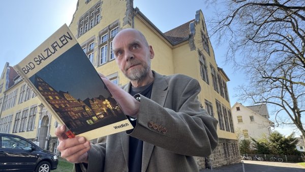 Vor allem kann sich Michael Dlugosch für die Architektur der Salzestadt begeistern. Hier steht er vor der Gelben Schule an der Martin-Luther-Straße, in dem auch das Stadtarchiv seinen Sitz hat. - © Sven Kienscherf