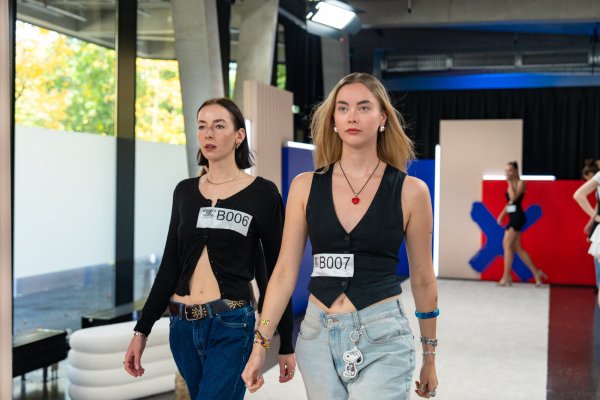 Anik Buß (l.) und Marthe aus Mönchengladbach beim Training im Backstagebereich von GNTM. - © ProSieben/Daniel Graf;