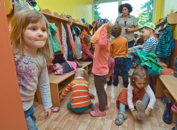 Mammutaufgabe: Künftig soll es in NRW möglich werden, dass Notbetreuung mit nur einer Fachkraft erlaubt ist. Experten sind über die Pläne entsetzt. - © picture alliance / ZB