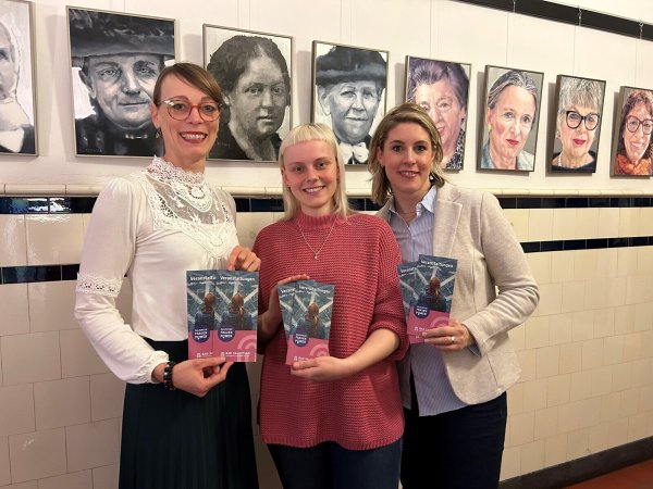 Unter anderem mit dem Referat „Aus ‚History‘ wird ‚Herstory‘!“ von Pia Gillner (Mitte) präsentiert die „SalzuflerFrauenPower“ ein vielfältiges Halbjahresprogramm, auf das sich Gleichstellungsbeauftragte Sybille Lüdecke (links) und VHS-Leiterin Désirée Solle freuen. - © Stadt Bad Salzuflen