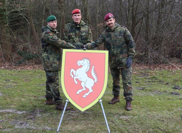 Nächstes Reiseziel Orient: Für Oberstleutnant i.G. Hanno Feld und Brigadegeneral Stephan Willer (von rechts) steht in wenigen Wochen ein Auslandseinsatz bei der Nato-Mission im Irak bevor. Oberstleutnant i.G. Sean Papendorf (links) übernimmt ab sofort die Aufgaben des Chefs des Stabes der „Lipperland-Brigade“. - © Bundeswehr / Martin Waltemathe