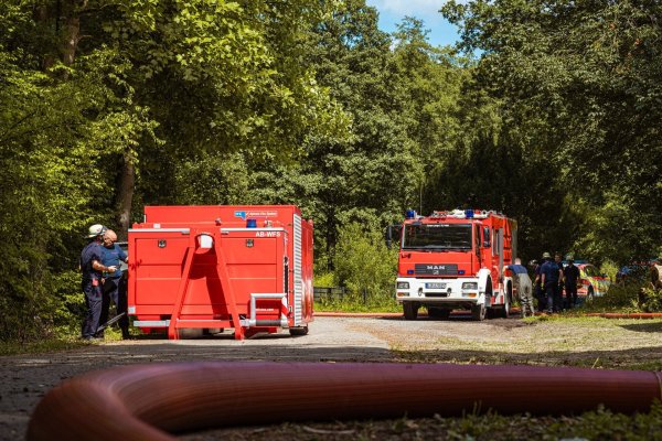 Die Feuerwehr verlegt kilometerweise Schläuche im Lemgoer Stadtwald. - © Freitag TV