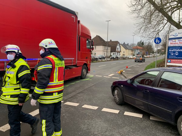 Der Fahrradfahrer wurde bei dem Unfall mit dem LKW lebensgefährlich verletzt.  - © Freiwillige Feuerwehr Bad Salzuflen