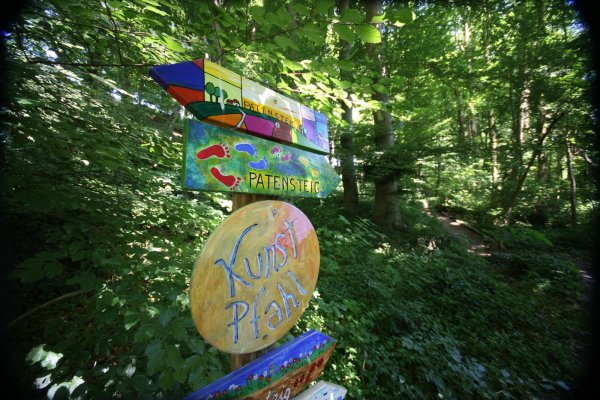 Kunstpfahl: Viele von Extertaler Kindern gemalte Schilder weisen auf den Patensteig hin. - © Archivfoto: Wolf Scherzer
