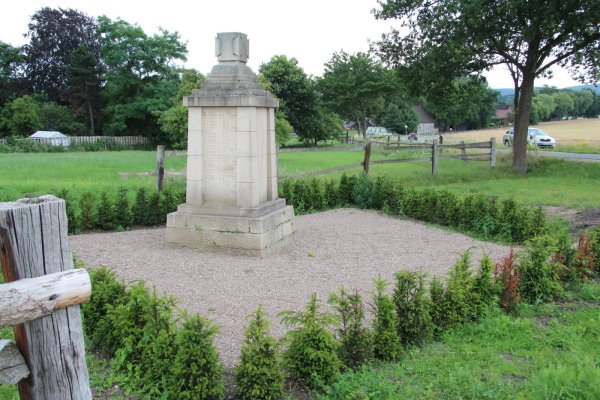 Das Ehrenmal in Müssen in Gedenken an die Gefallenen des Wersten Weltkriegs muss saniert werden. An einer Seite sind die Namen nicht mehr zu erkennen. - © Cordula Gröne(LZ)