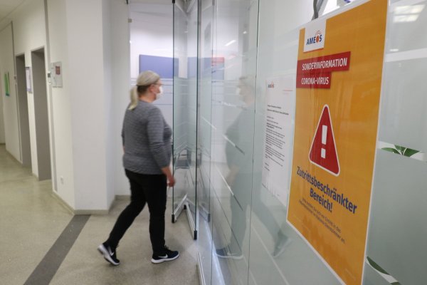 Schilder weisen im Ameos Klinikum Dr. Spernau auf die neuen Vorschriften in Zeiten der Corona-Pandemie hin. - © Alexandra Schaller