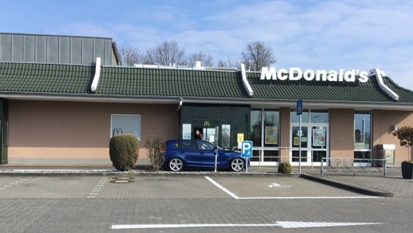 Derzeit der Fixpunkt: „McDonald’s" wirbt für das kontaktlose Bezahlen. Das ist beim „McDrive", wie hier in Lemgo, am besten umzusetzen. - © Axel Bürger