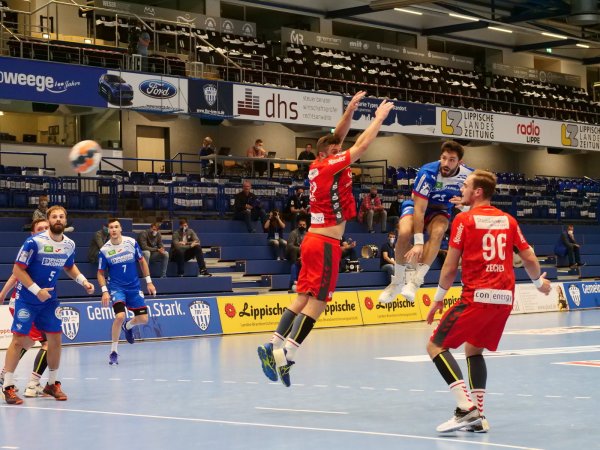 Neben einigen TBV-Mitarbeitern verfolgten auf der Haupttribüne auch die verletzten Finn Zecher und Jari Lemke, wie energisch Tim Suton hier zum 14:11 abzog. Foto: Jörg Hagemann - © Jörg Hagemann