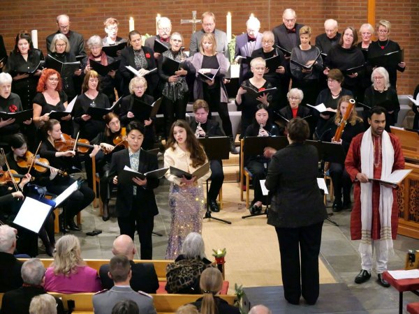 Großes Tutti mit "O du fröhliche". Tenor Naoya Hyodo, Sopranistin Violetta Shynkarenko und Bassist Avishsing Ramdhany (von links) harmonieren bestens unter Leitung von Katrin Leykauf mit dem Chor und Orchester. - © Thomas Krügler