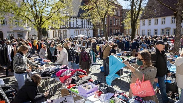 Von Rheda-Wiedenbrück über Bielefeld bis nach Minden: Die Flohmärkte in OWLladen zum Trödeln ein. - © Oliver Krato