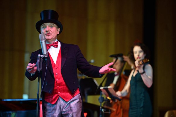 Andreas Holzmann vom „Casanova Society Orchestra" in der Salzufler Konzerthalle. - © Nicole Ellerbrake