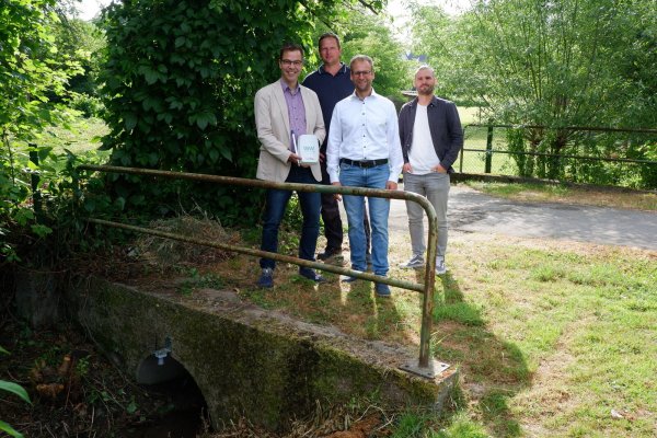 Sebastian Wöhler (Westfalen Weser, von links), Bauhofleiter Frank Noltemeier, Bürgermeister Borris Ortmeier und Guido Wiens (Westfalen Weser) zeigen die Technik, mit der die Stadt Daten in Echtzeit auslesen und aufzeichnen kann. - © Lorraine Brinkmann