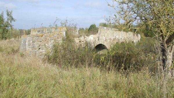 Die alte Bruchsteinbrücke in den Weserauen unterhalb des Schlosses Varenholz. - © Archivbild: Alexandra Schaller