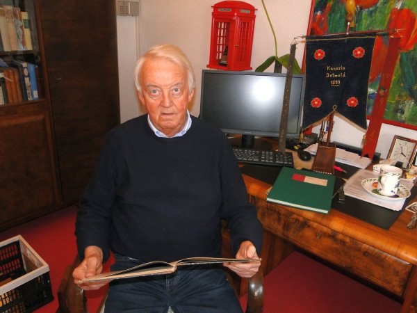 Heinz Heitmeier (83) ist der letzte Überlebende des Kanarienvogelzuchtvereins "Kanaria Detmold von 1899". Alle anderen Vereinsmitglieder sind inzwischen gestorben. Heitmeier übergibt die Dokumente der Vereinsgeschichte zum 125-jährigen Bestehen an das Kanarien-Museum in Sankt Andreasberg. - © Hajo Gärtner