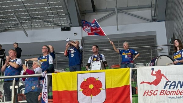 Die HSG-Fans im Oberrang der Hala spectacle. - © Oliver Lippert