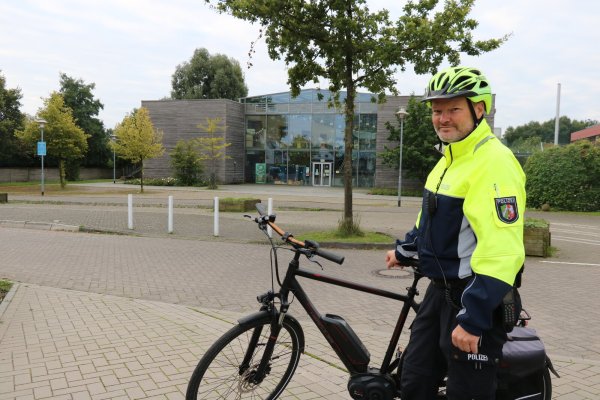 Bezirksdienstbeamter Ingo Tünker vor der Grundschule Knetterheide. - © Alexandra Schaller
